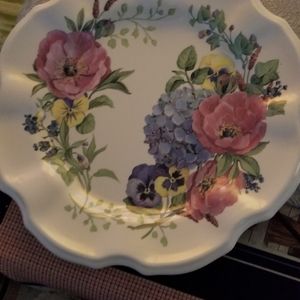 Scalloped White Floral Wall Plate with attach hook